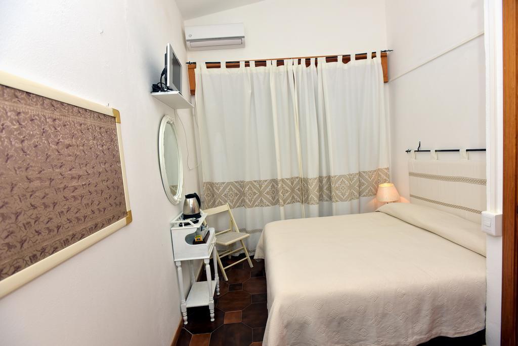 Bed & Breakfast Yin & Yang San Pantaleo Exterior foto